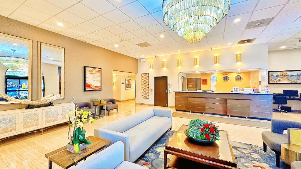 a waiting room with a couch and a table and a lobby at Alhambra Hotel in Alhambra