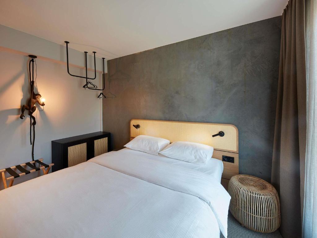 a bedroom with a large white bed in it at ibis Styles Bayreuth in Bayreuth