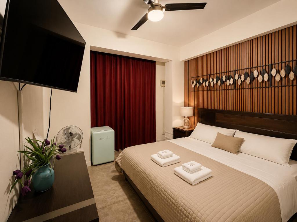 a bedroom with a bed with two towels on it at Ica Adventures II in Ica