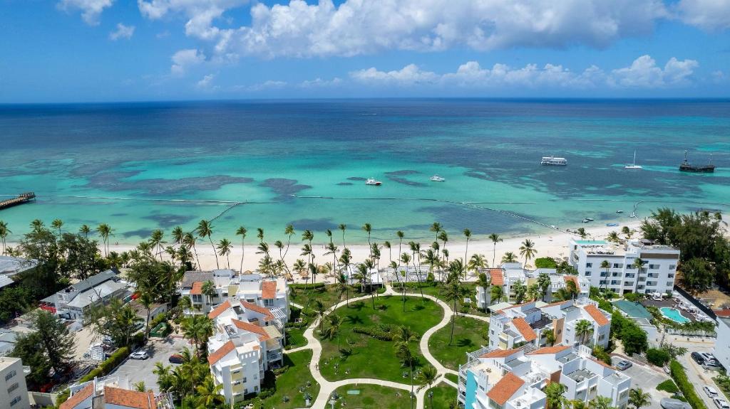 Playa Turquesa Beachfront Escape | 3BR | BBQ &Pool