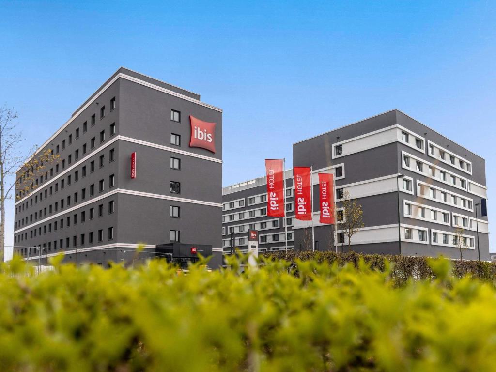 a building with a bus sign in front of it at ibis Duesseldorf Airport in Düsseldorf