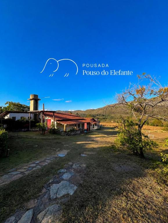 a picture of a house with a dolphin in the sky at Pouso do Elefante in Serra do Cipo