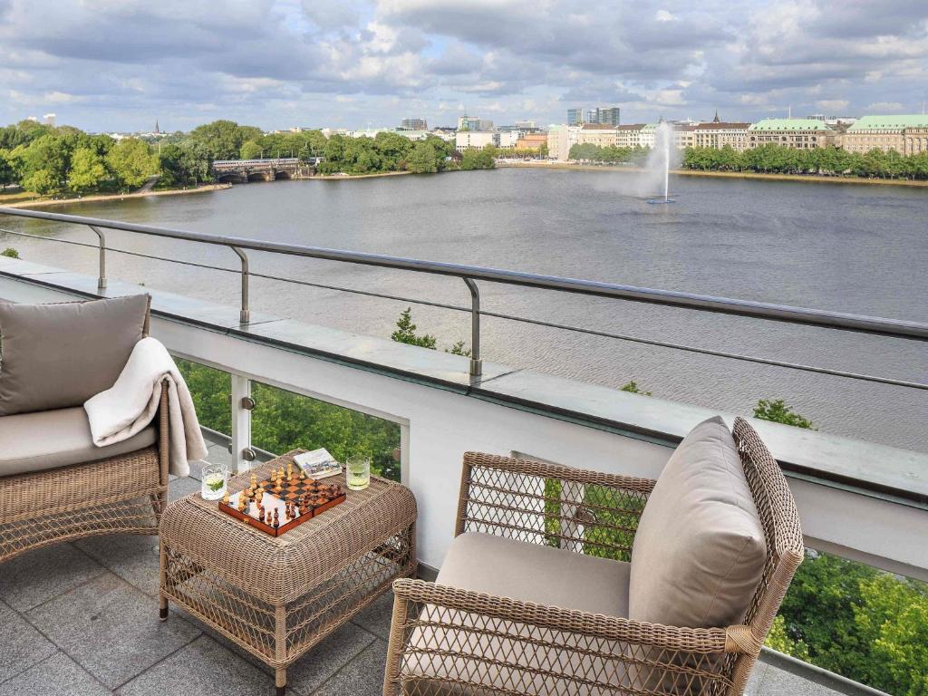Fairmont Hotel Vier Jahreszeiten - Deluxe Tweepersoonskamer Met Balkon - Meerzijde