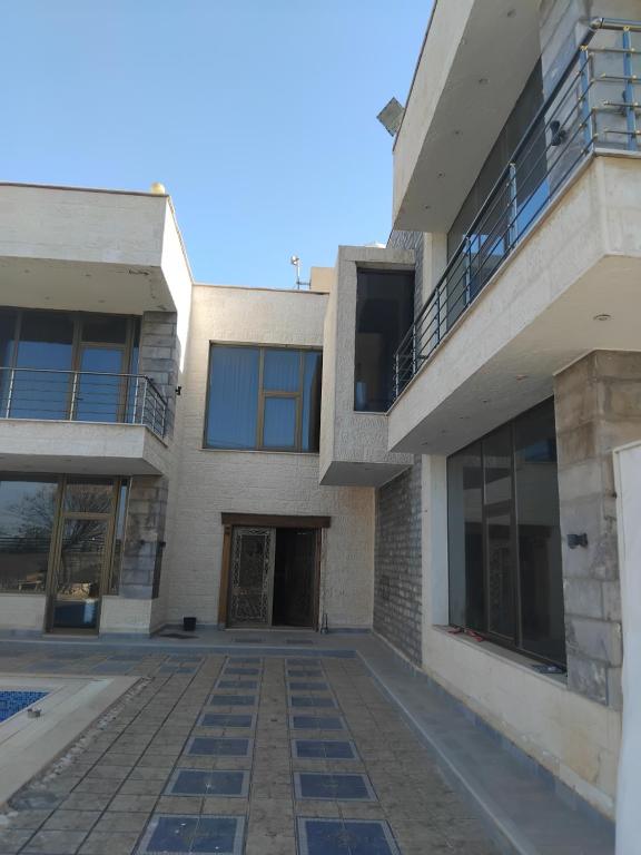an exterior view of an apartment building at فيلا وشاليه فيينا in Al Qasţal