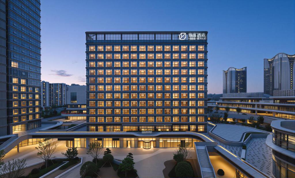 a tall building with lights on in a city at 义乌雅寓酒店国际商贸城六区店 in Yiwu