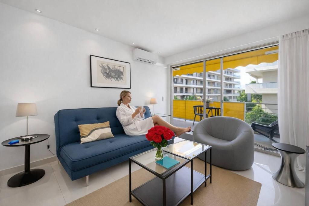 FRGK "Palm Beach Luxe 1BR Balcony, AC & Ultra-Fast Wi-Fi"