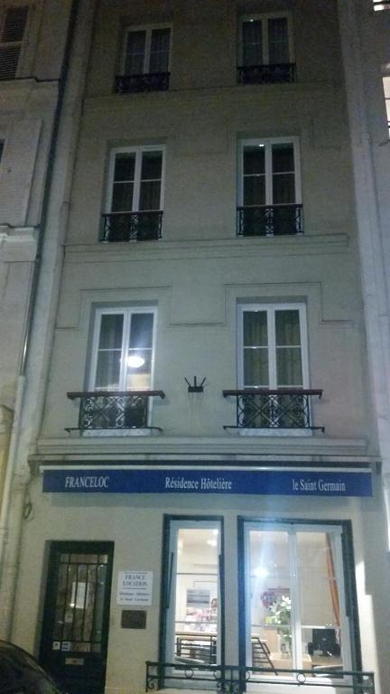 un edificio con un cartel en la parte delantera en Hôtel Capfun Le Saint Germain, Paris en París