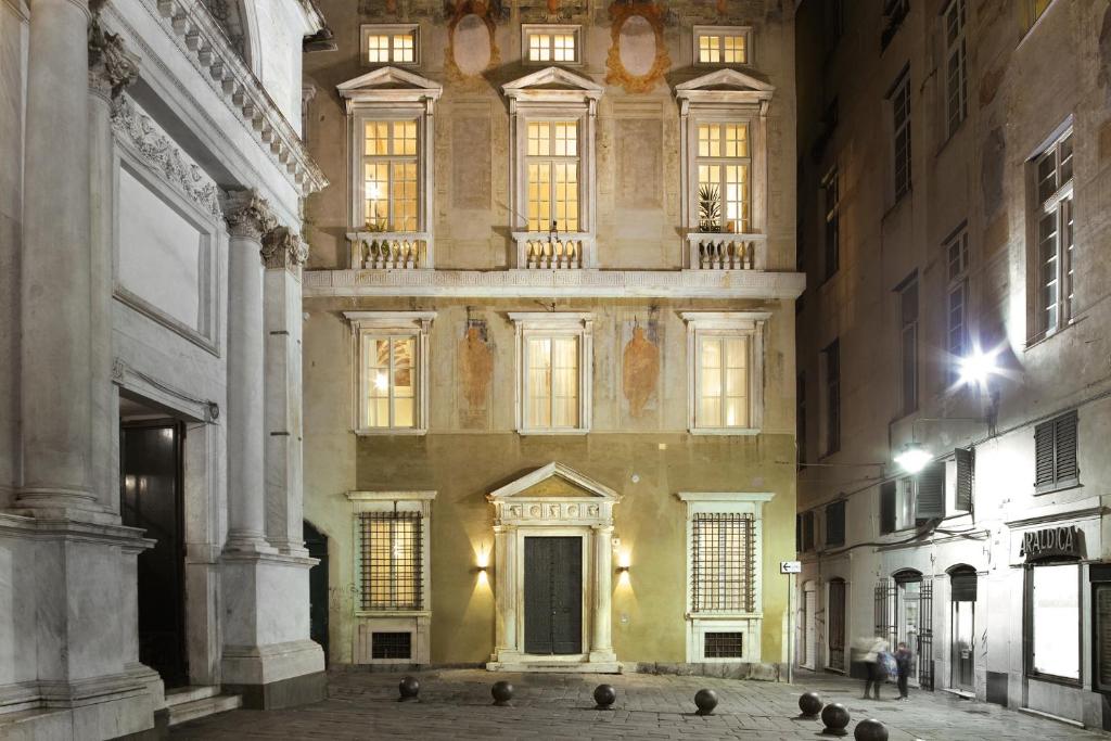 un grupo de palomas sentadas frente a un edificio en Hotel Palazzo Grillo, en Génova