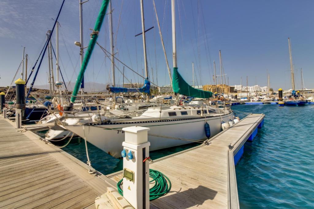 un gruppo di imbarcazioni ormeggiate in un porto turistico di Velero golf del sur a San Miguel de Abona