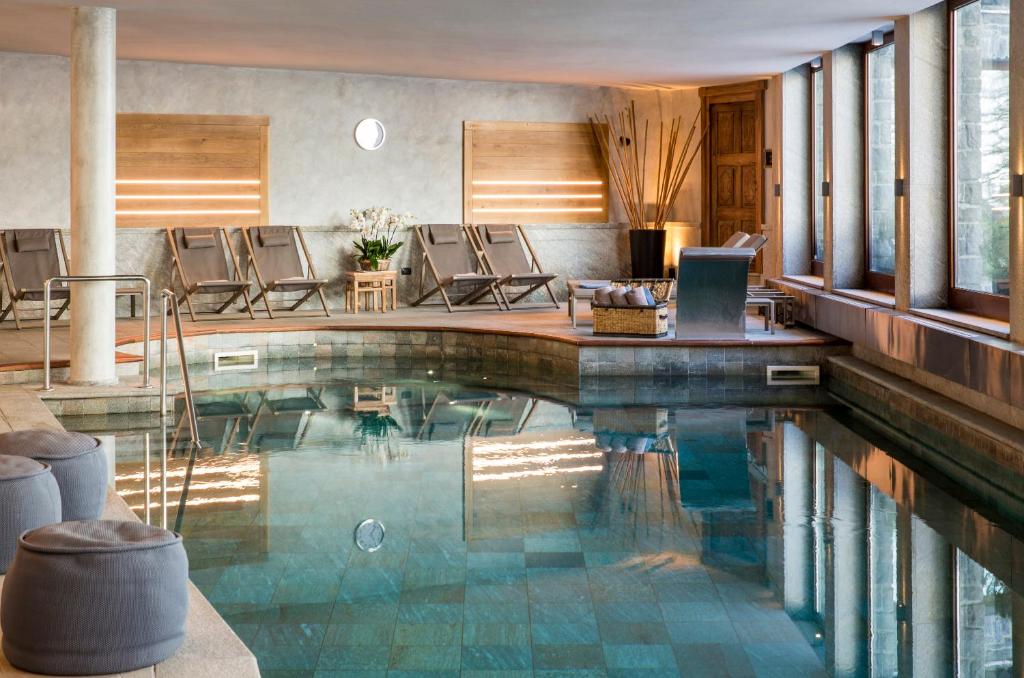 Bazén v ubytování Hotel Hermitage Relais & Châteaux nebo v jeho okolí