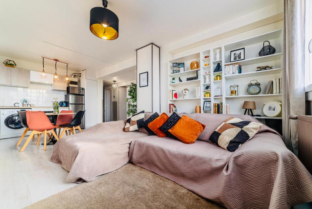 a bedroom with a bed and a dining room at Superbe appartement centre Montluçon, proche hôpital in Montluçon