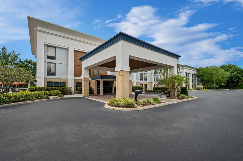 a large office building with a parking lot at Hampton Inn Naples - I-75 in Naples