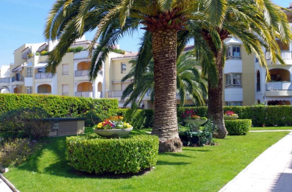 A garden outside Studio Ile Cannes Marina