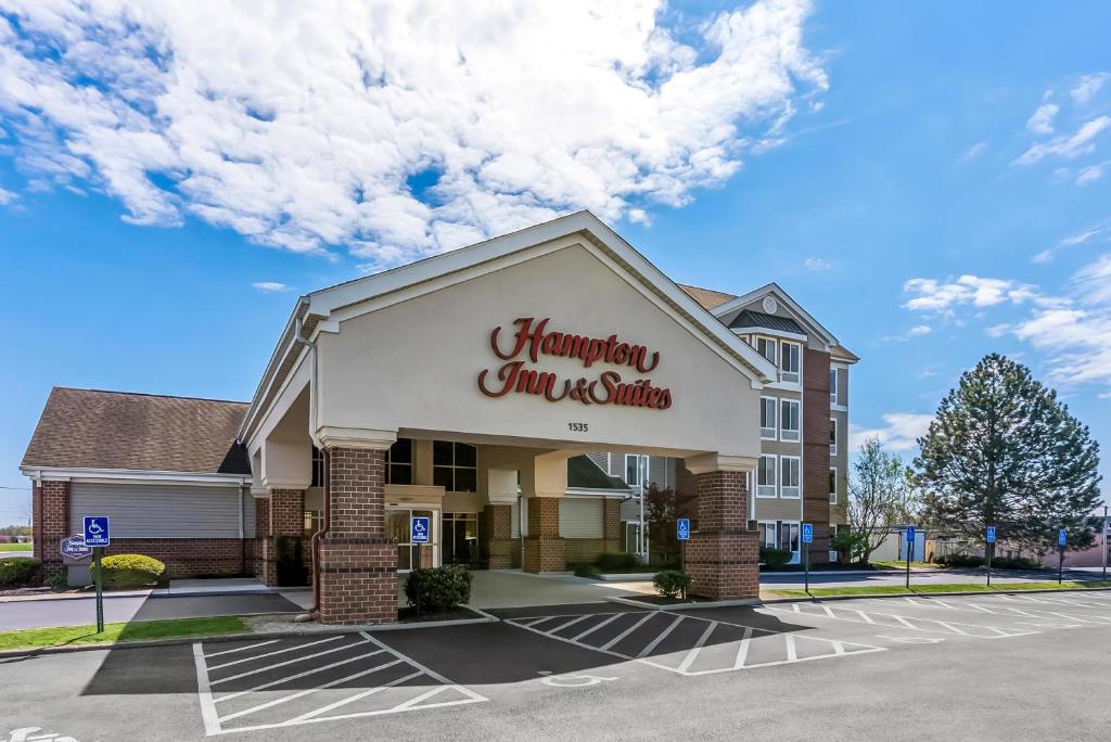 a front view of a hampton inn and suites at Hampton Inn & Suites Scottsburg in Scottsburg