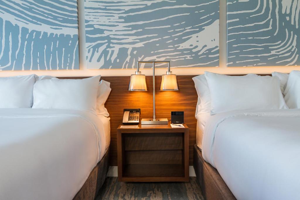 Postel nebo postele na pokoji v ubytování B Ocean Resort Fort Lauderdale Beach