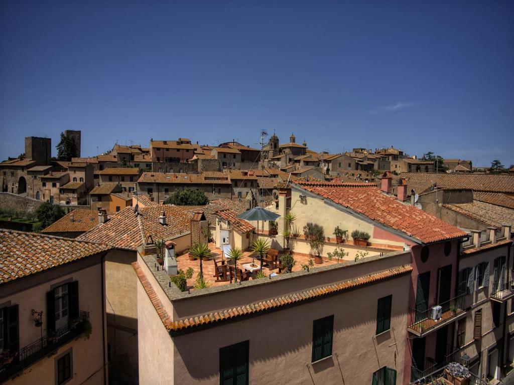 Nespecifikovaný výhled na destinaci Tuscania nebo výhled na město při pohledu z prázdninového domu
