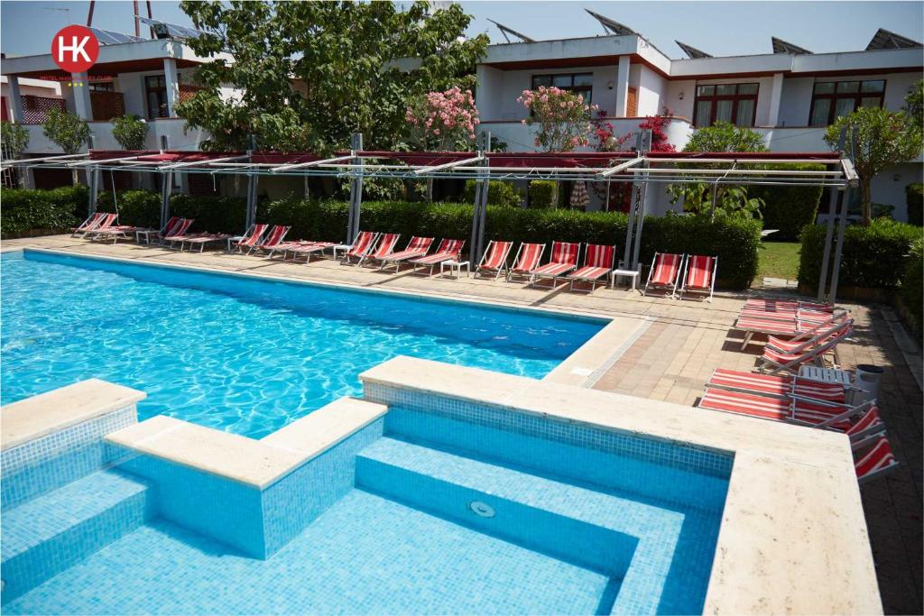 Bazén v ubytování Hotel Residence Key Club nebo v jeho okolí