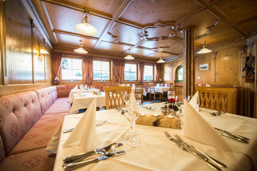 Restauracja lub miejsce do jedzenia w obiekcie Turmhotel Gschwendt