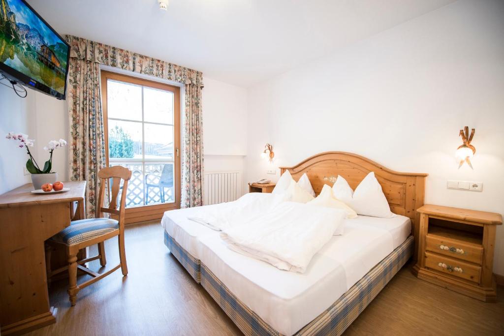 Łóżko lub łóżka w pokoju w obiekcie Turmhotel Gschwendt