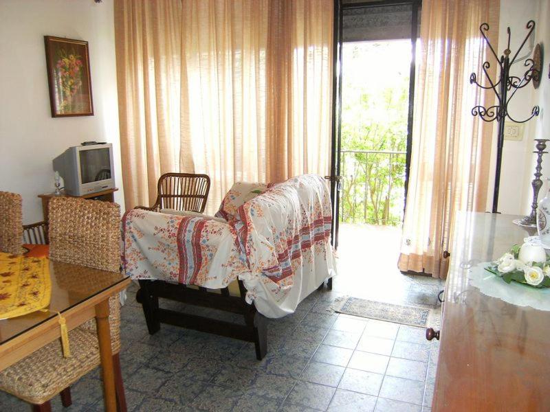 a living room with a couch and a tv at Viletta Pioppi in Lido delle Nazioni