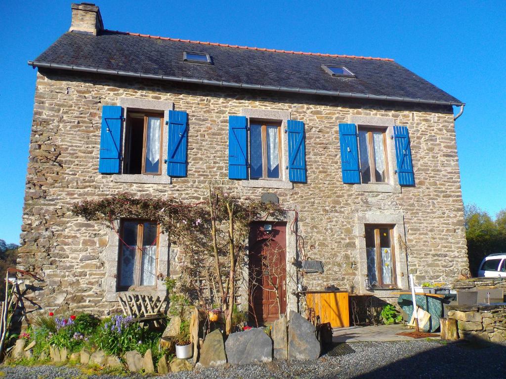 LopérecにあるTyrbourgの青い窓の古い石造りの家
