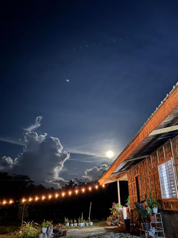 a night view of a house with a lot of lights at Segar Farm and Campground in Biga-an