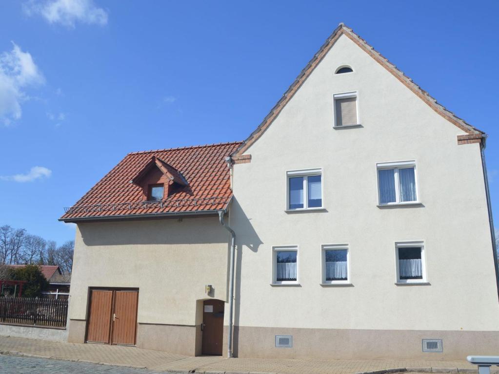 a large white house with a red roof at Ferienwohnung Selkeblick in Falkenstein