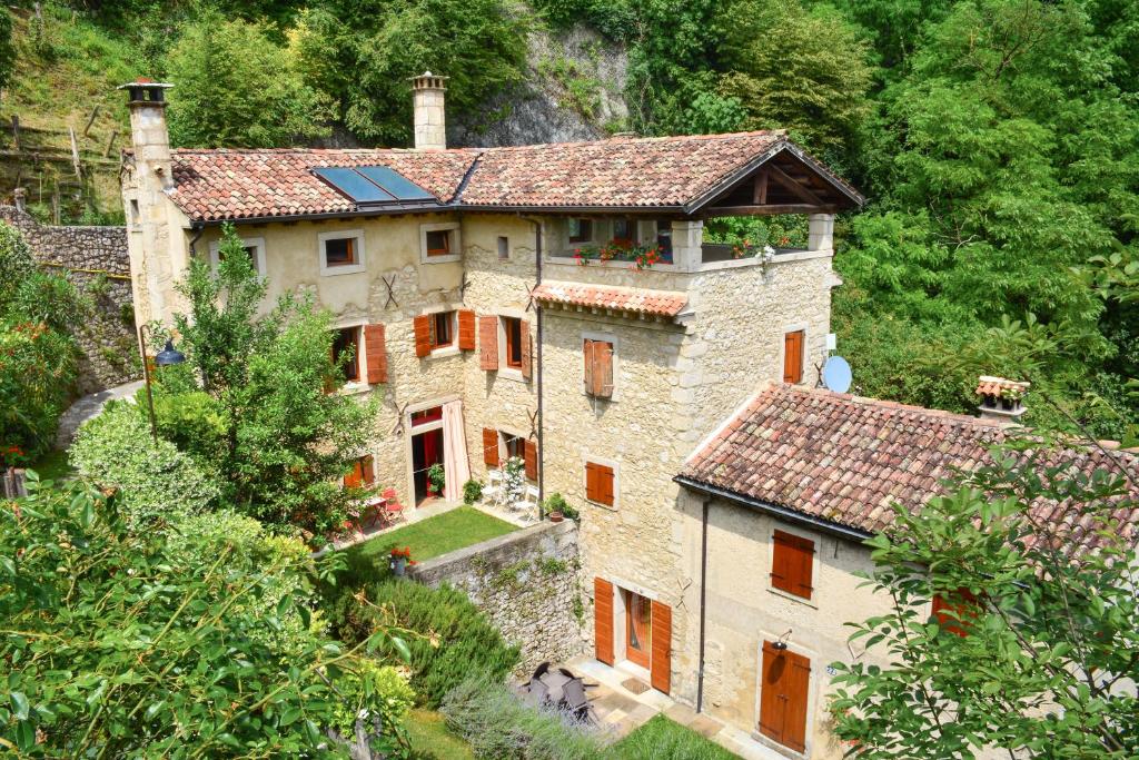 an old stone house in the middle of a forest at Al Mulino in Fregona