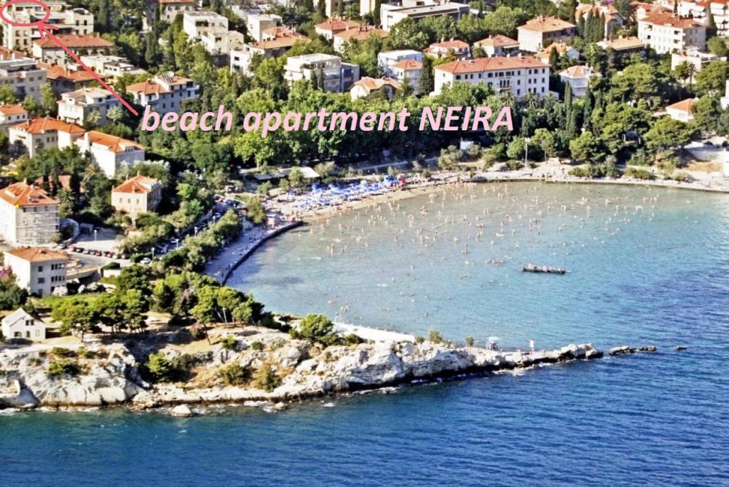 vista aerea su un collo di attrezzatura da spiaggia di Beach apartment Neira a Spalato (Split)