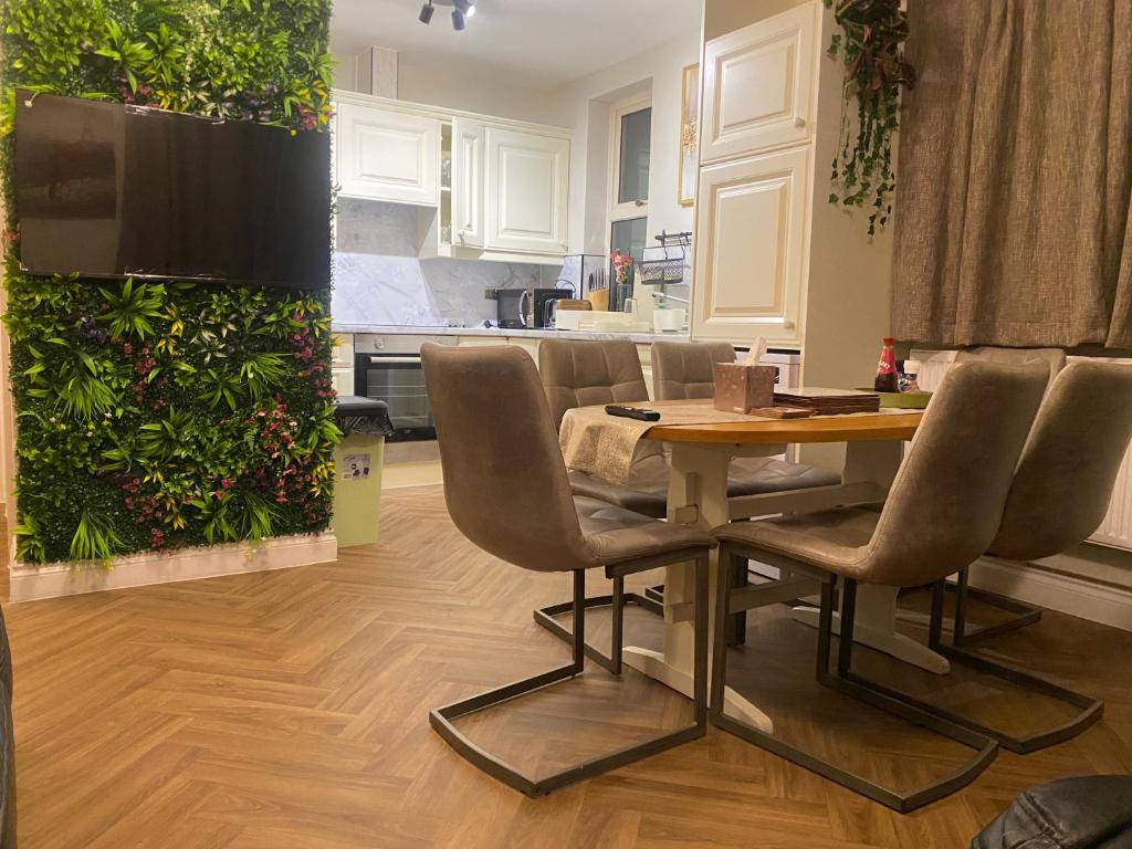 a dining room with a table and chairs at Holiday home with 3 double bedrooms all En-suite in Craven Arms