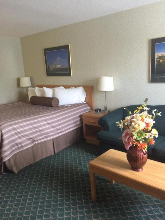 Postel nebo postele na pokoji v ubytování Travelodge by Wyndham Winnipeg East
