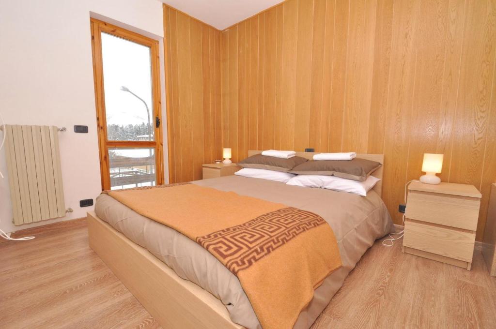 ロッカラーゾにあるCasa dei Tigliのベッドルーム(大型ベッド1台、窓付)