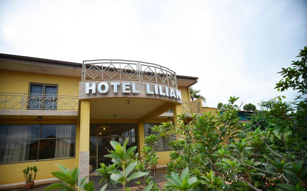 a hotel with a sign on top of it at Hotel Lilian in Puerto Iguazú