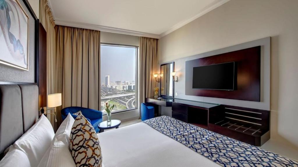 Two Seasons Hotel & Apartments - 