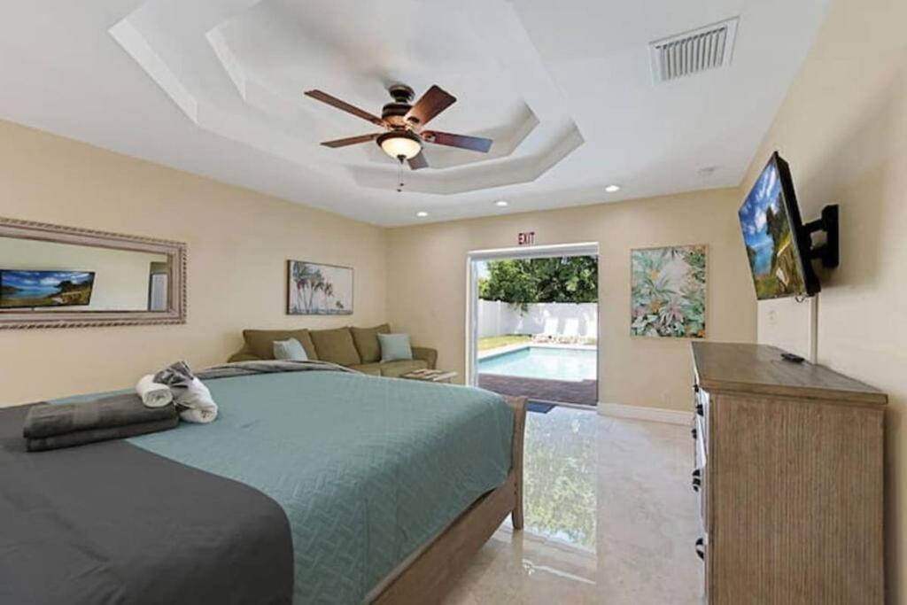 a bedroom with a bed and a ceiling fan at Home with pool by Dream Vacation in Fort Lauderdale