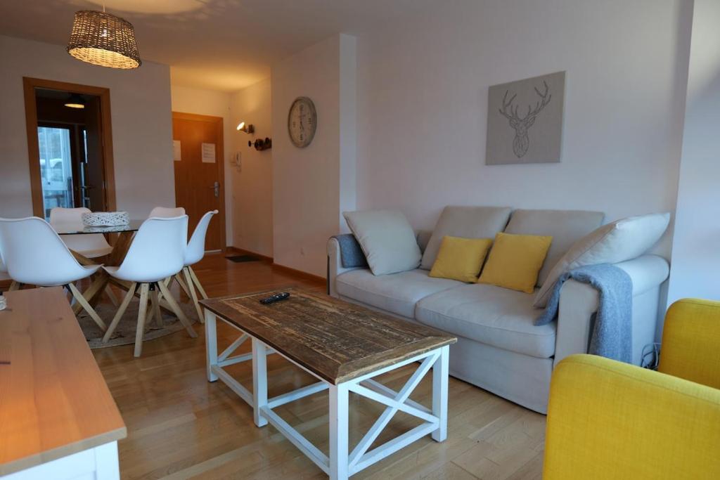 a living room with a couch and a table at Soldeu Paradis Clos in Soldeu