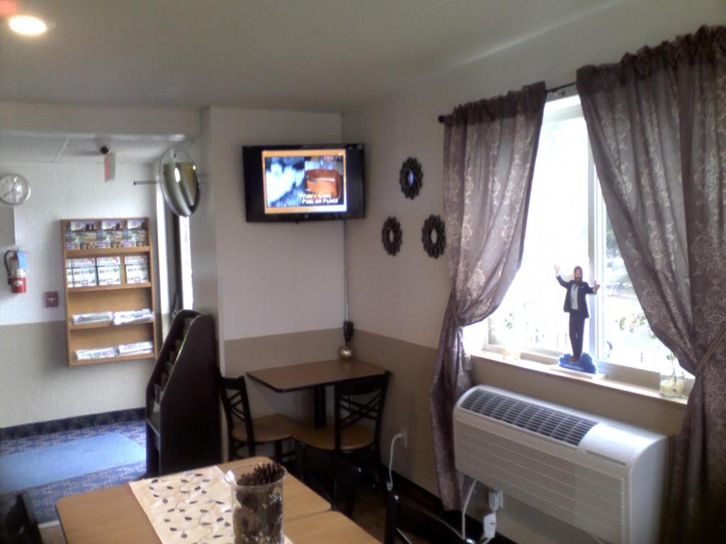 TV a/nebo společenská místnost v ubytování Super 8 by Wyndham Sidney NY