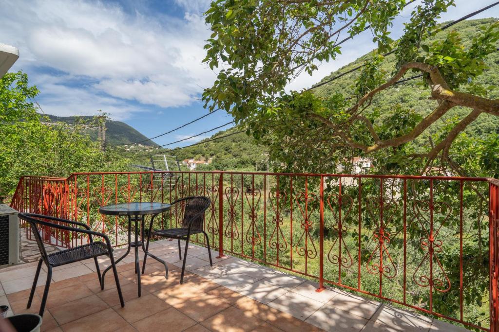 a patio with a table and chairs on a balcony at Villa Liana in Frikes