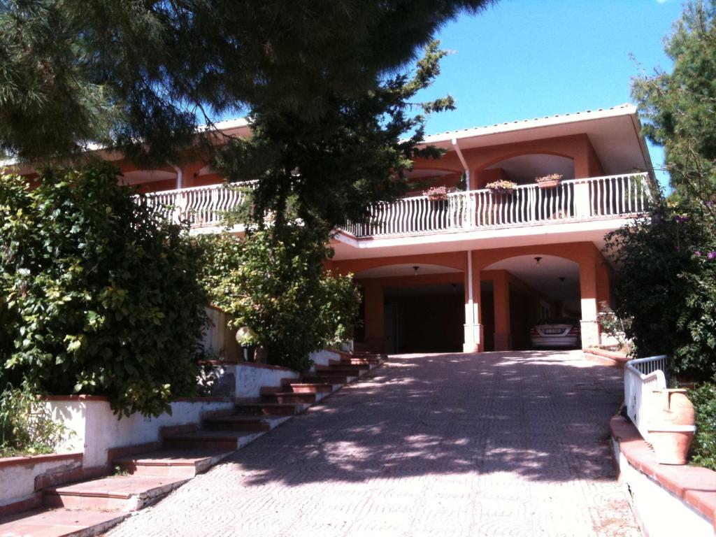 una casa con balcón y escaleras delante en B&B Villa Carmen, en Sciacca