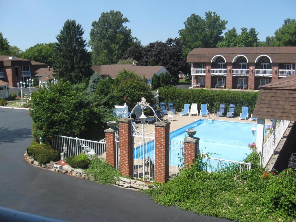 Bazén v ubytování Lockport Inn and Suites nebo v jeho okolí