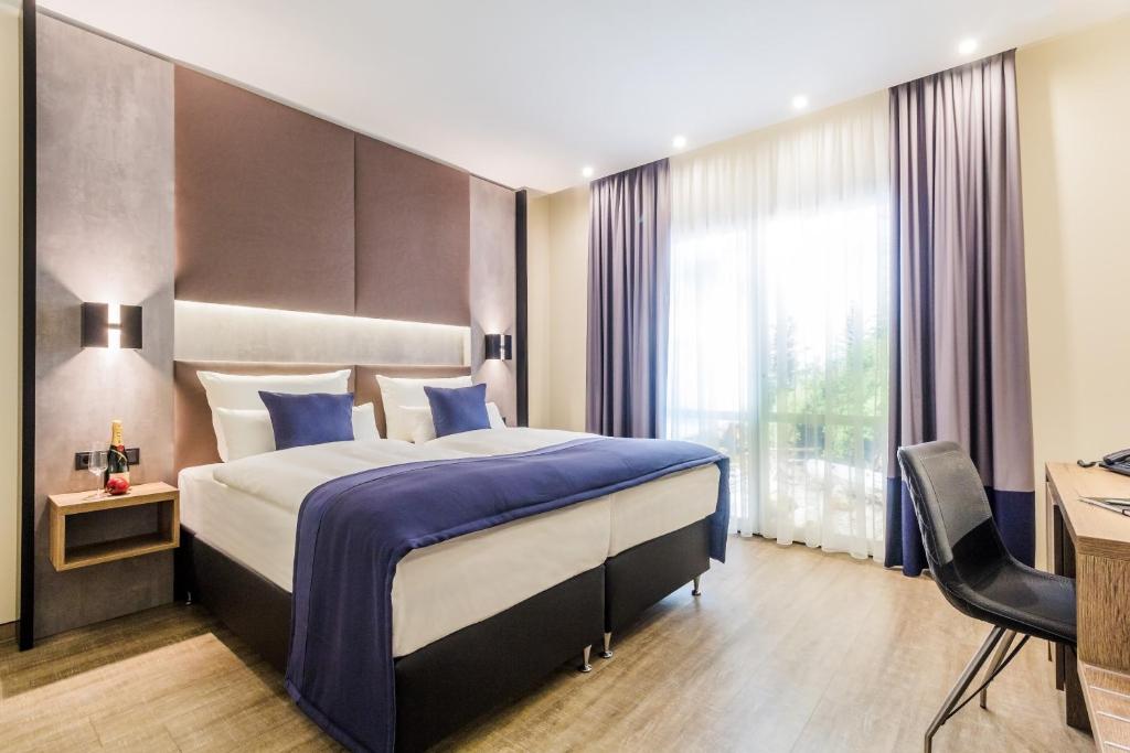 SKY Hotel Cloppenburg tesisinde bir odada yatak veya yataklar
