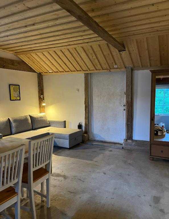 a living room with a couch and a table at Landskaptsutsikt in Stallarholmen