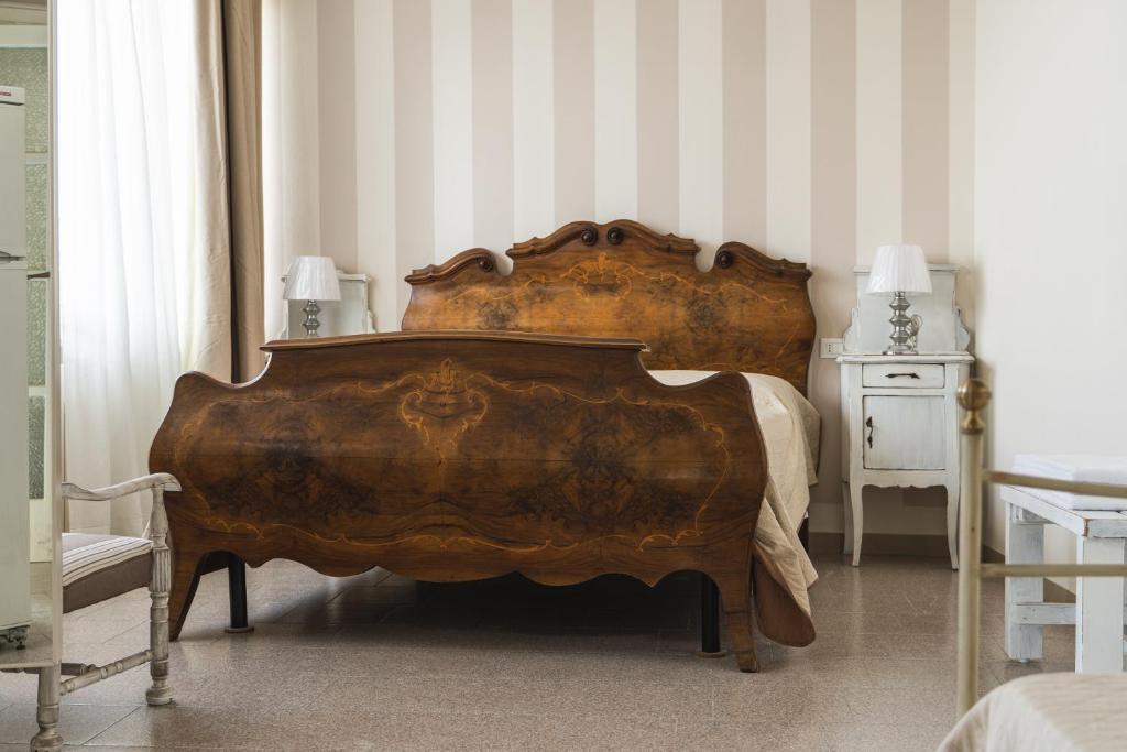 a bedroom with a wooden bed with a wooden headboard at Ome sweet Ome in Ome