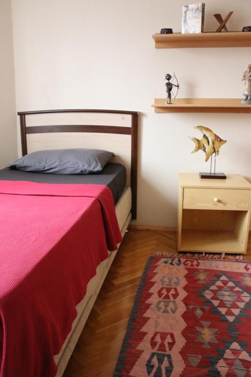 a bedroom with a bed and a table with a rug at Best Room in Town in Karakusunlar Köyü