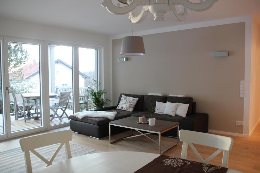 sala de estar con sofá y mesa en Ferienwohnung Ammersee by paul apartments, en Herrsching am Ammersee