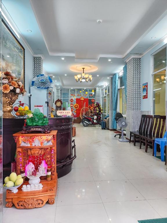 a lobby of a store with a buffet of food at KHÁCH SẠN THU NGUYỄN - ngay BẾN NINH KIỀU, CHỢ ĐÊM in Can Tho