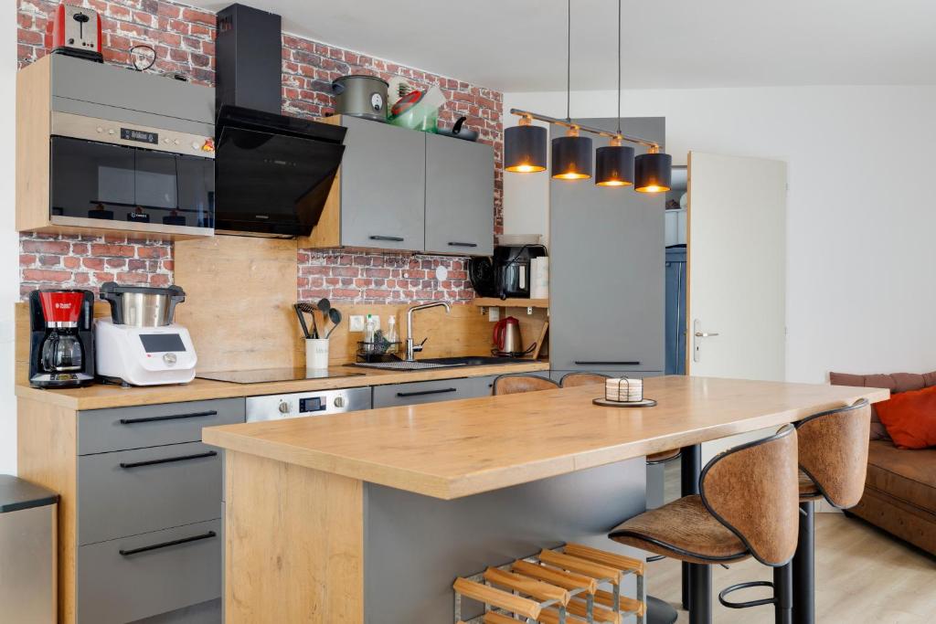 a kitchen with a wooden counter top in a room at Comfy Counord place in Bordeaux