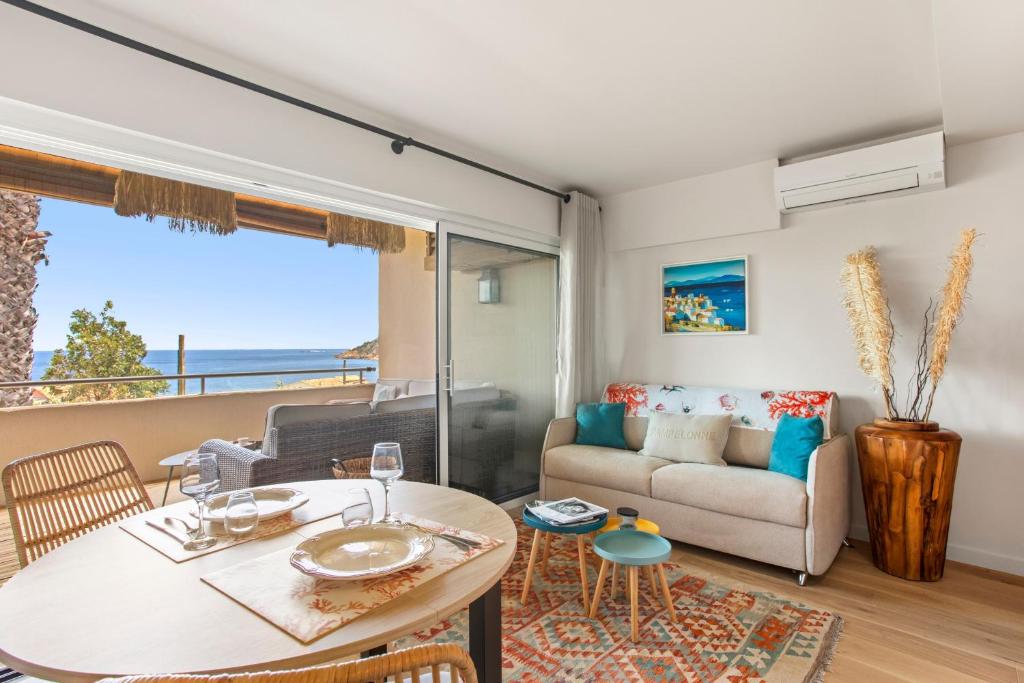 a living room with a table and a couch at Appt Ramatuelle - Plage Pampelonne in Ramatuelle