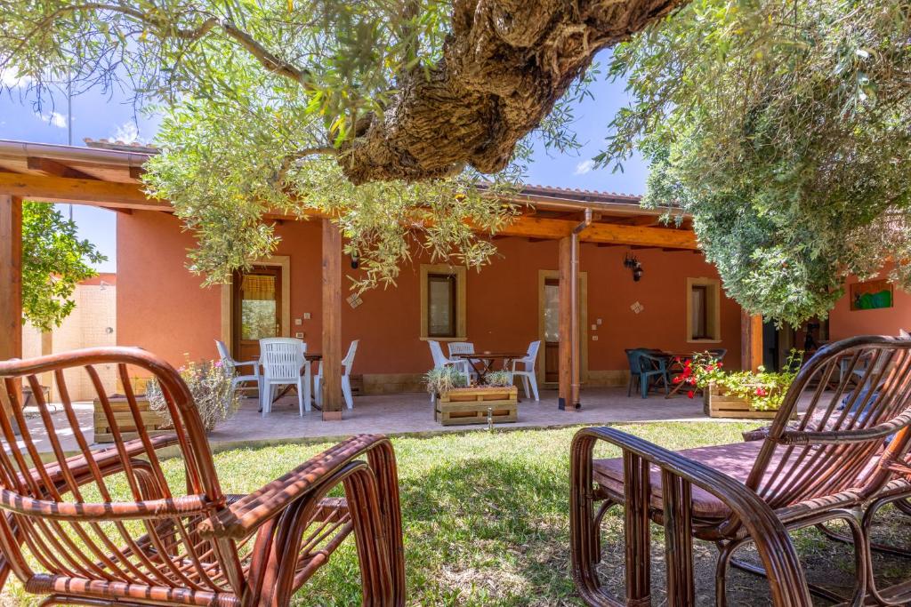 a group of chairs sitting in front of a house at Lemalu con giardino in Menfi