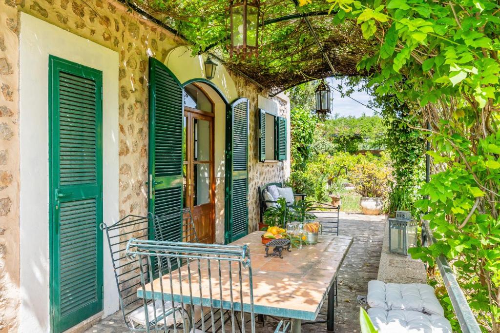 a porch of a house with green shutters at Ca n'Antonia in Sóller